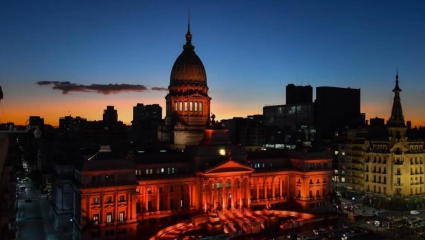El Congreso se iluminó de naranja por el Día Mundial de la Esclerosis Múltiple