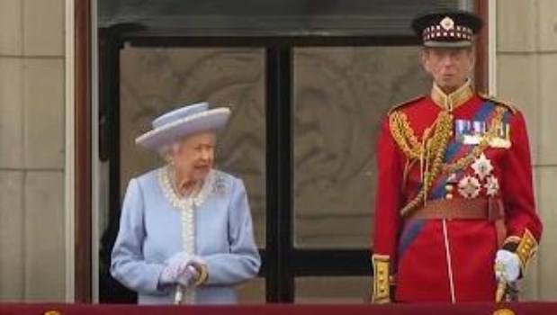 Una multitud acompañó a la reina Isabel II en el primer día de celebración de sus 70 años en el trono