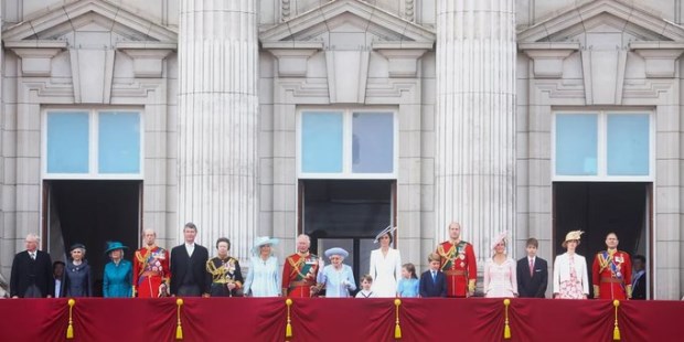 la reina Isabel II de Gran Bretaña, rodeada de miembros de la familia, se para en el balcón del Palacio de Buckingham para ver pasar el vuelo después del desfile Trooping The Color, en el centro de Londres, el sábado 14 de junio de 2014.