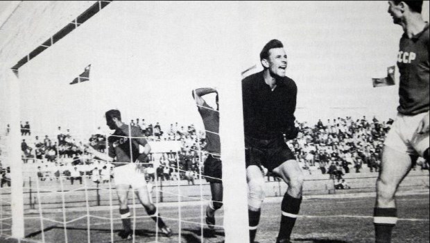Furioso, Lev Yashin le reprocha a sus compañeros por el gol olímipco colombiano.