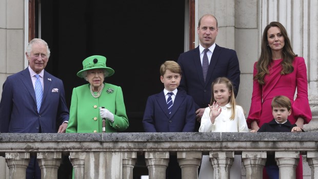 La reina volvió a salir al balcón del Palacio de Buckingham, pero no no lo hizo sola.