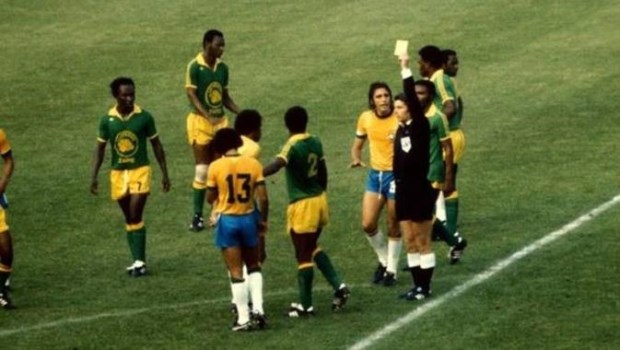 El árbitro Nicolae Rainea amonesta a Mwepu Ilunga (el 2) por su insólita acción.