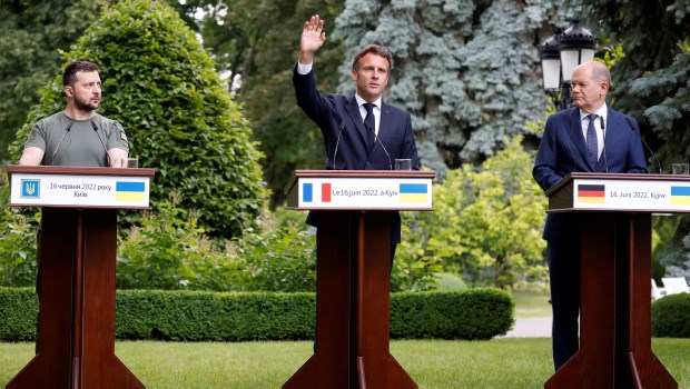 Zelensky brindó una conferencia de prensa junto a Macron, Scholz y Draghi (no aparece en esta foto)