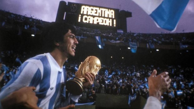Un momento histórico: la Copa del Mundo en las manos de Daniel Passarella.