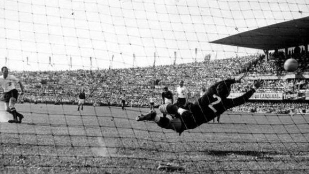 Vuela Eugene Parlier, el arquero suizo, pero no pudo impedir el gol austríaco.