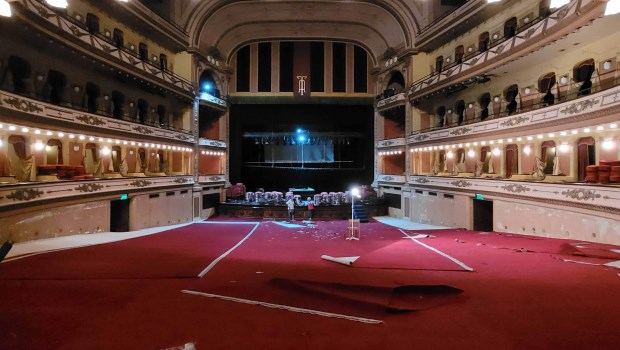 En los últimos diez meses el Teatro Avenida se remodeló. Su puesta en valor incluye trabajos de pintura, iluminación, butacas y alfombras, entre otras mejoras.­
