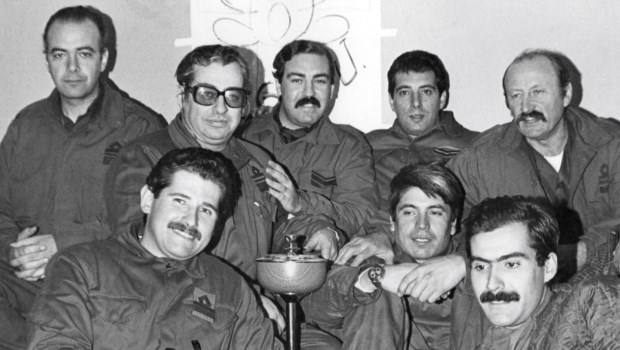 El grupo que llegó a Malvinas el 11 de abril de 1982. El primer de la izquierda es Espiniella.