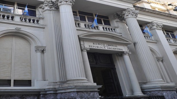 El plan de la Fundación Libertad y Progreso contempla quitarle el curso forzoso al peso y habilitar un esquema de convertibilidad con el dólar.