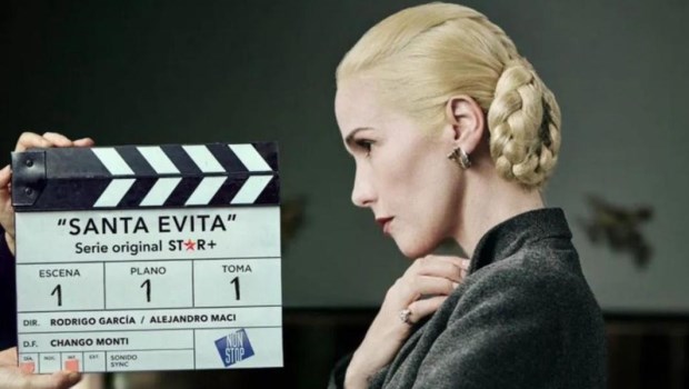 La serie basada en el novela de Tomás Eloy Martínez se estrena en la plataforma Star+ el 26 de este mes, fecha en que se conmemorará el 70º aniversario del fallecimiento de Evita.
