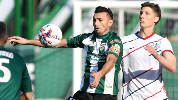 Dátolo intenta dominar ante la marca del debutante Campi. San Lorenzo sumó un punto más en el Sur.