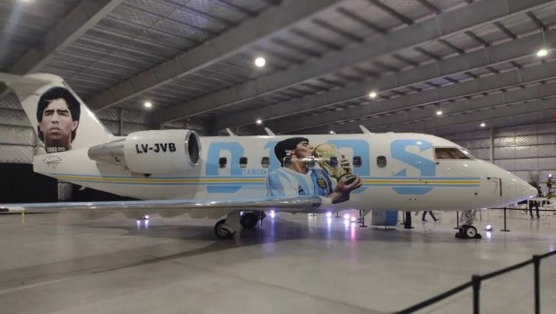 Tango D10S, el avión de Maradona