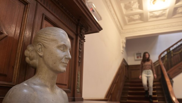 Busto de Eva Perón en el salón Puerto Argentino del Concejo Municipal de Rosario.