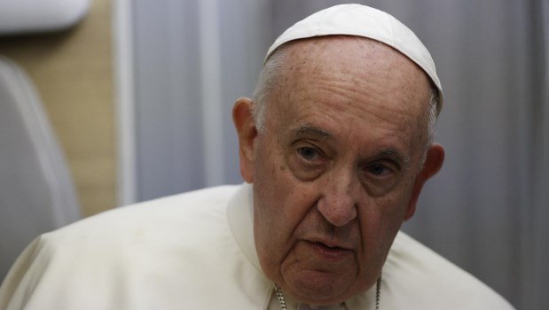 Francisco sorprendió al afirmar que "la puerta está abierta" a una posible renuncia