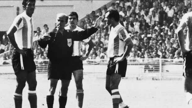 Antonio Rattin y Rudolf Kreitlein, los protagonistas de una polémica acción.