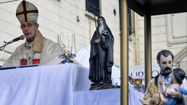 Monseñor Poli pidió "actitudes solidarias" para "reconstruir" el país y advirtió por la "inflación asfixiante"