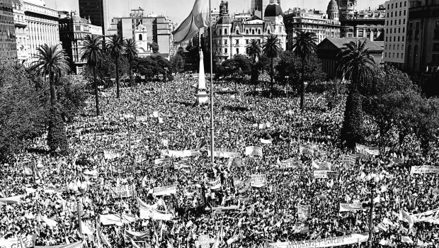 Abrazo victorioso de fe y patria