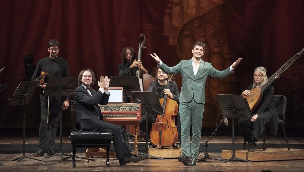 Orlinski es un cantante actualmente de modo en el hemisferio Norte. Mostró una exquisita limpieza vocal y un simpático histrionismo.