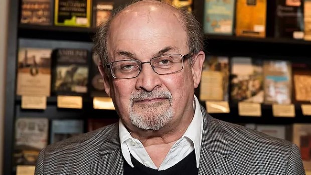 Se incrementaron las ventas de los libros de Salman Rushdie tras el atentado