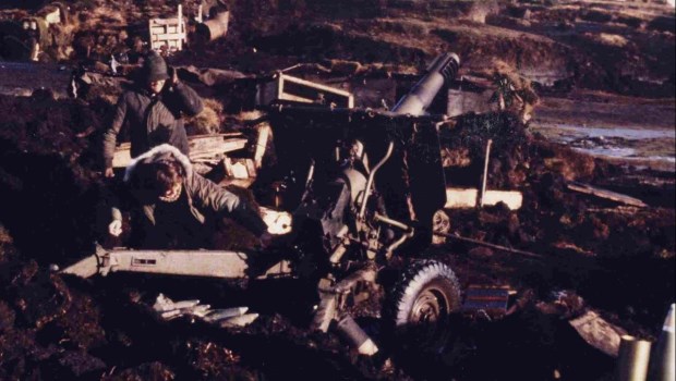 Kasanzew durante la guerra de 1982 en las islas Malvinas. Fue el único cívil que disparó: accionó un cañón de 105 mm con dirección a Monte Longdon (foto).