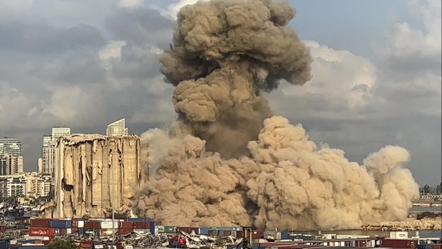Colapsó una sección de los silos del puerto de Beirut El mundo