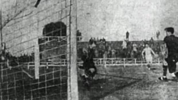 Un momento histórico: el francés Lucien Laurent marca el primer gol de Uruguay 1930.