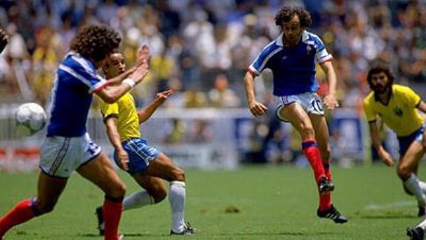 Remata Michel Platini. De cerca lo mira Sócrates. El fútbol en su máxima expresión.