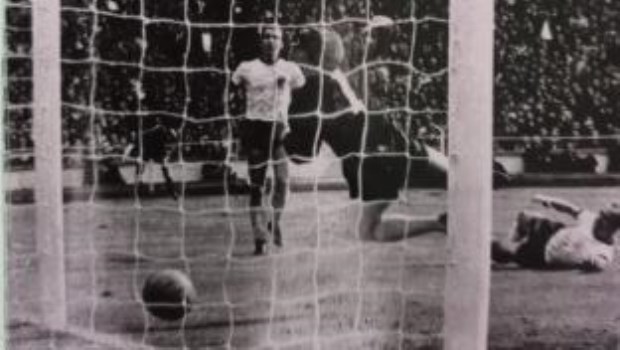El gol de la eterna polémica.