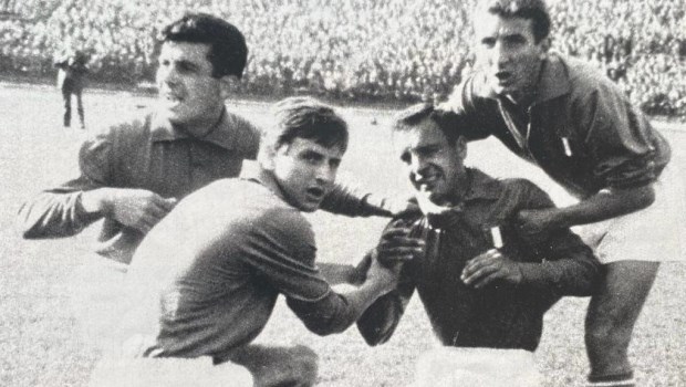 Los italianos asisten a Humberto Maschio, a quien Leonel Sánchez le rompió la nariz.