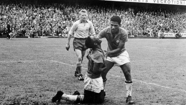 Festejan Pelé y Garrincha, los genios que llevaron a Brasil a su primer título.