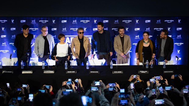 Además de Darín y Peter Lanzani, el elenco se completa con Alejandra Flechner, Paula Ransenberg, Carlos Portaluppi, Antonia Bengoechea (sobrina de Darín) y Claudio Da Passano, entre otros actores.