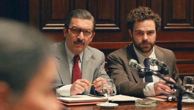 Darín como el fiscal Julio Strassera y Peter Lanzani en el rol de su ayudante, Luis Moreno Ocampo.­