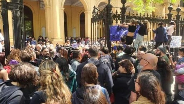 El abrazo simbólico al Mariano Acosta en repudio a la "persecución política" a la comunidad educativa.