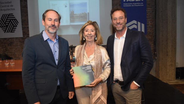 Los tres arquitectos con un ejemplar que compila la trayectoria de 50 años del estudio.