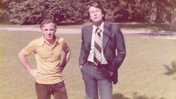 Aznavour y Kasanzew en Suiza, en la mansión donde el periodista argentino lo entrevistó para Canal 13 en 1979.