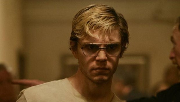 Evan Peters como Jeffrey Dahmer, en un papel que marca un antes y después en su carrera.