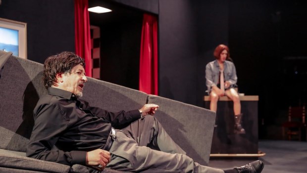 Las actuaciones son impecables. Tres personajes intensos, al borde.