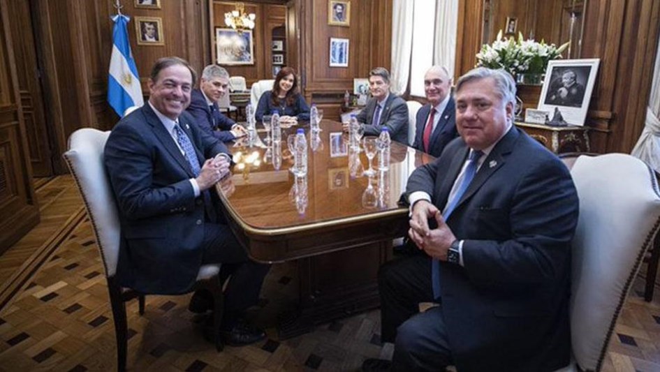 Cristina Kirchner y el presidente de YPF se reunieron con directivos de ...