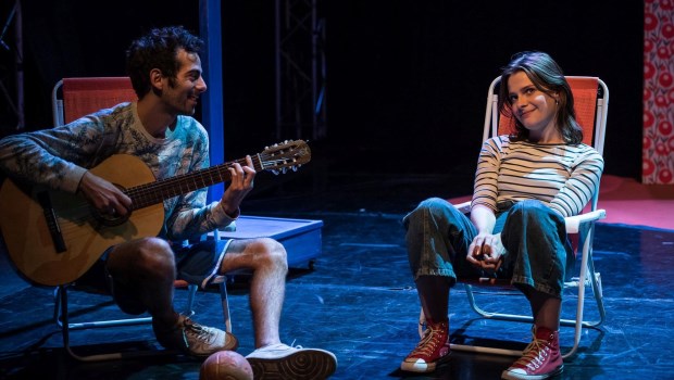 Guido Botto Fiora y Carolina Unrein en 'Azul y la Navidad', la propuesta de los lunes en el Picadero. (Gentileza: Alejandra López).