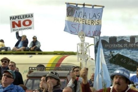 Uruguay acusó a la Argentina ante La Haya de "consentir" los cortes de ruta