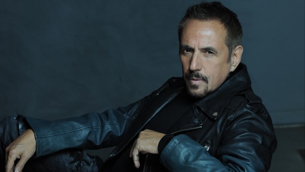 Sobre su hit `Volver a empezar' dice Lerner que agarró "el piano y los dedos solos empezaron a tocar. En algún lado del universo ya estaba escrito y me tocó a mí transmitirlo''.