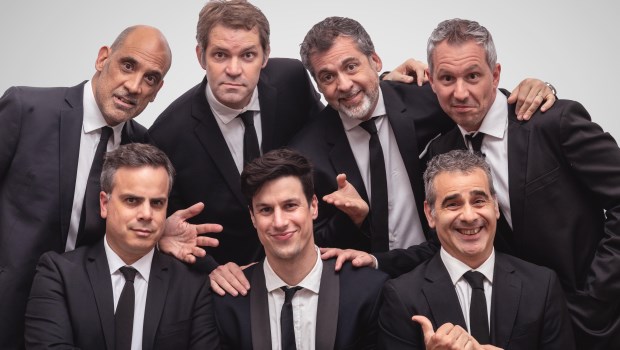 "No es muy común encontrarse a siete tipos cantando sin instrumentos'', admiten los integrantes de Vox Pop en la antesala del doble festejo de cumpleaños.