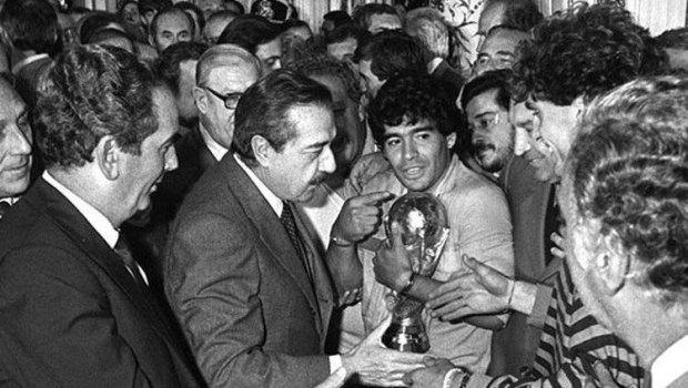 La Argentina obtuvo su última copa del mundo durante el gobierno de Alfonsín, quien dio lugar a que la selección festejará con el público antes de obtener algún tipo de rédito por el éxito obtenido.