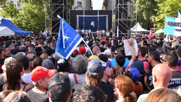 Colocaron las cenizas de Hebe de Bonafini en Plaza de Mayo ante una multitud