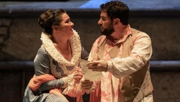 Mientras Netrebko demostró estar en la plenitud de su carrera, su marido, el tenor, Yusif Eyvasov sobresalió en materia de sugestión dramática.