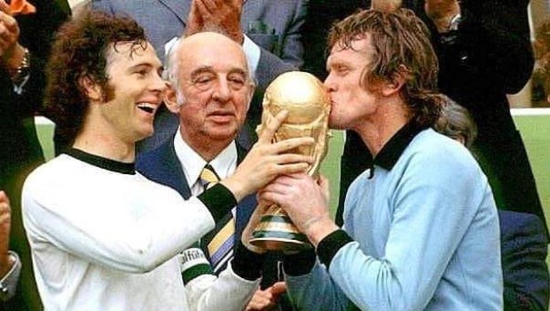 Franz Beckenbauer y Sepp Maier con la Copa que todos imaginaban que era para Holanda.