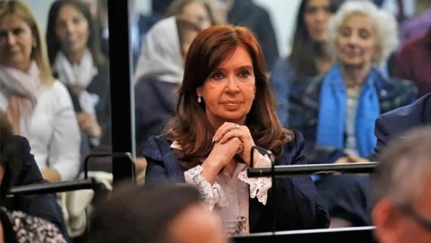 CFK confronta con la Justicia en vísperas de un fallo clave 