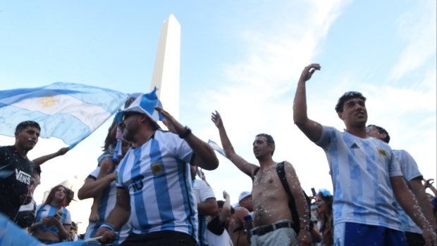 Una multitud celebró en el Obelisco el triunfo de Argentina ante ...