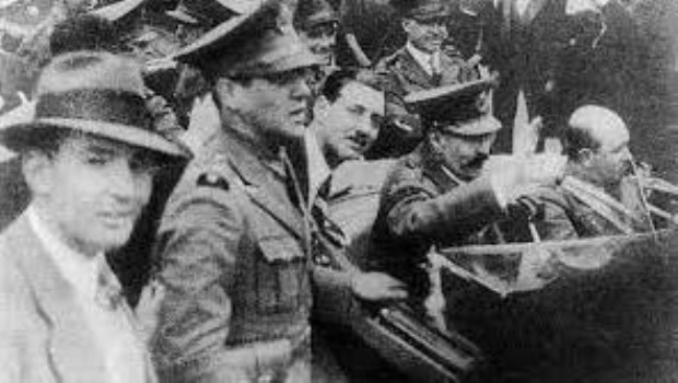 El capitán Perón custodia al dictador Uriburu en su llegada a la Casa Rosada, después del golpe de 1830. Ambos aplicaron ideas que llevaron al país a la ruina.