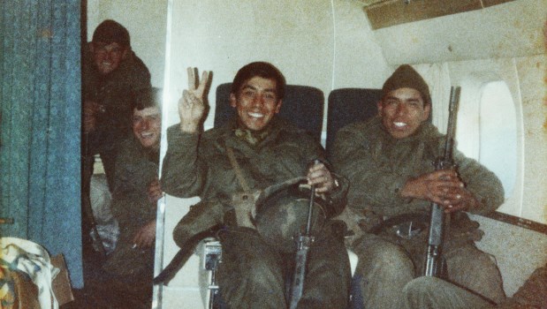 Héctor Foschiatti, Eduardo Romagnoli, cabo 1º David Ramos y Diego Ferreyra en en un avión de la Armada rumbo a Puerto Argentino (9 de abril de 1982).