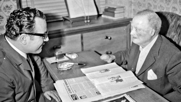 Josep Plaja con el periodista argentino Esteban Peicovich.